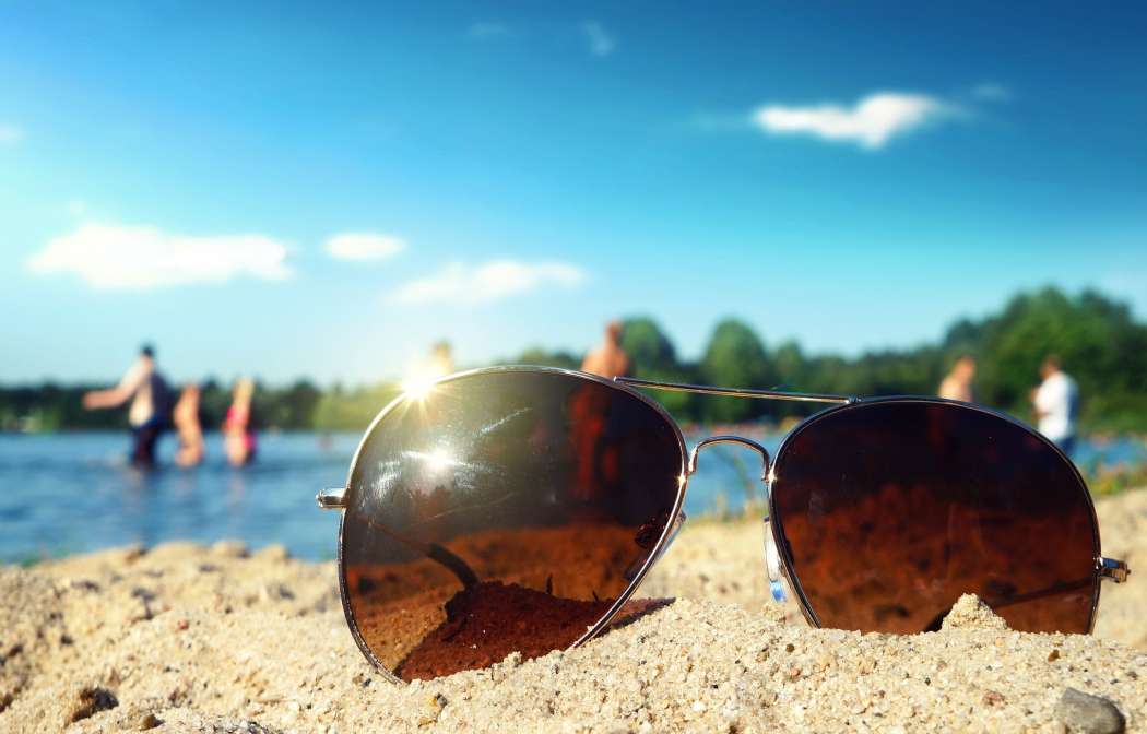 sončna očala na plaži