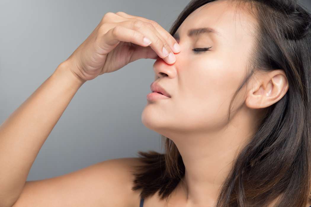 Tako umirite krvavitev iz nosu: za 5-10 minut stisnite nosni koren v predelu oči.