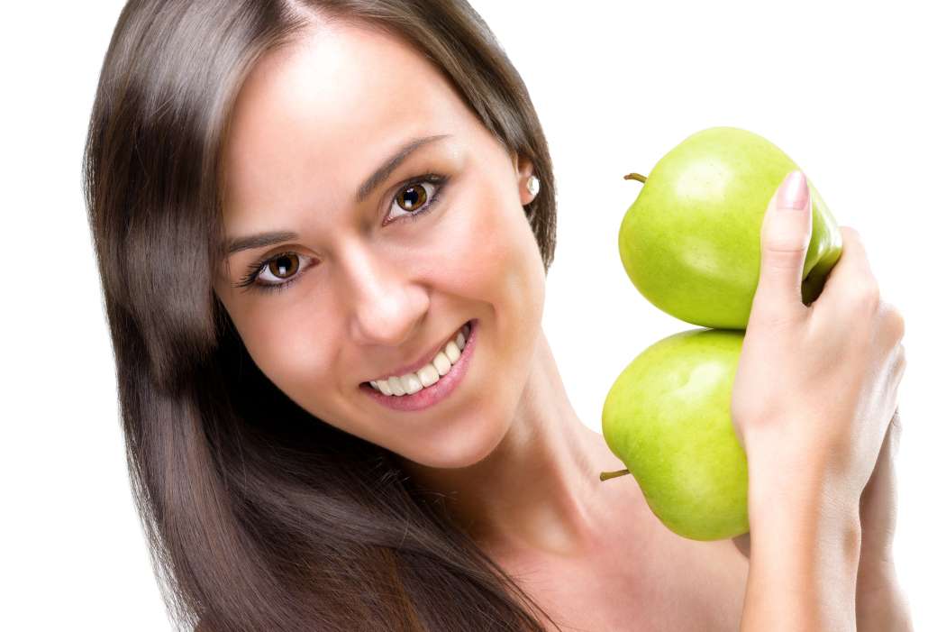 Jabolko vsebuje mnogo vitaminov A, B in C.  