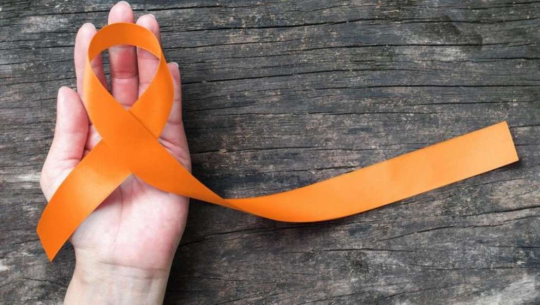 oranžna pentlja - zaščitni znak dneva multiple skleroze