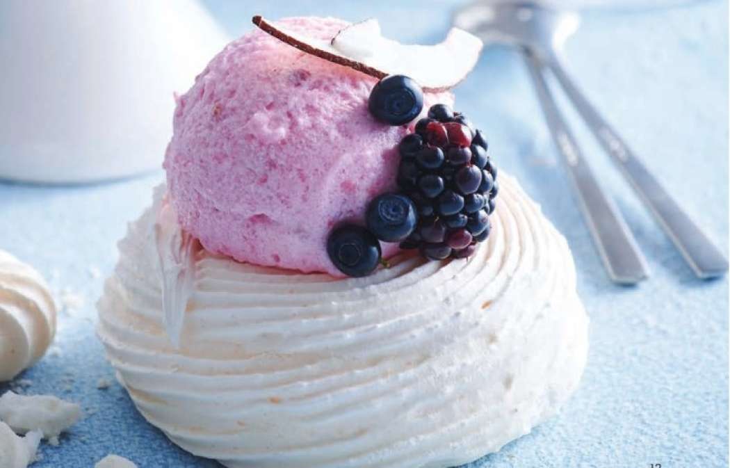 mini-tortice-pavlova-s-sladoledom-in-sadjem