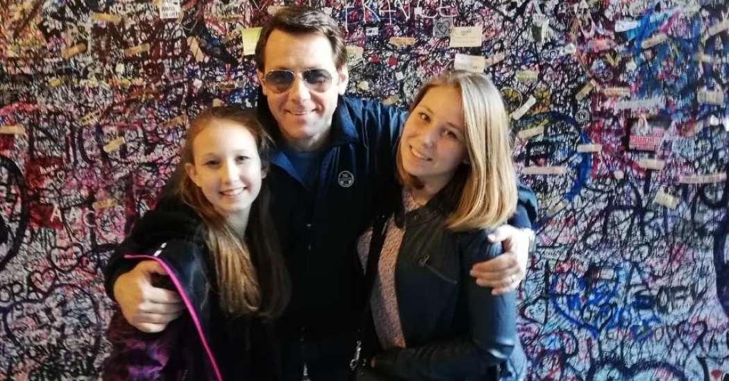 Marko Vozelj s hčerkama