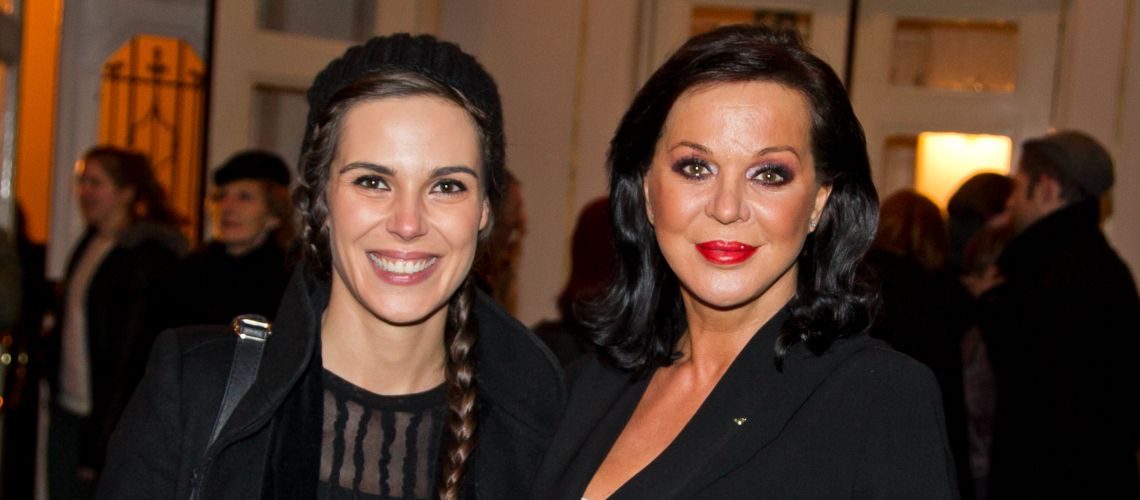 Ula Furlan se je preselila nazaj k mami Miši Molk