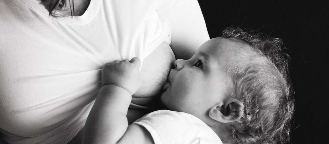 Teden dojenja: Materino mleko ščiti pred boleznimi