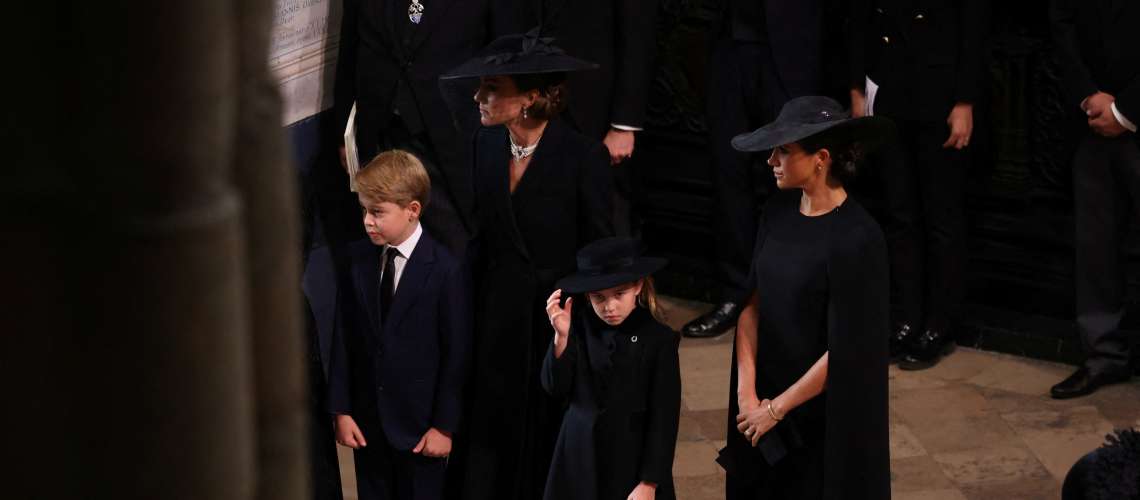 Princ William in Kate na pogrebu kršila kraljevi protokol