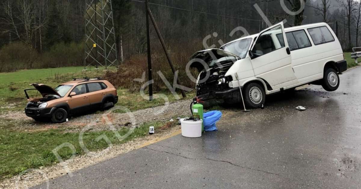 Let Stare Pnevmatike In Ignoriranje Varnostnega Pasu Voznika Je Ob Trku Vrglo Iz Avta