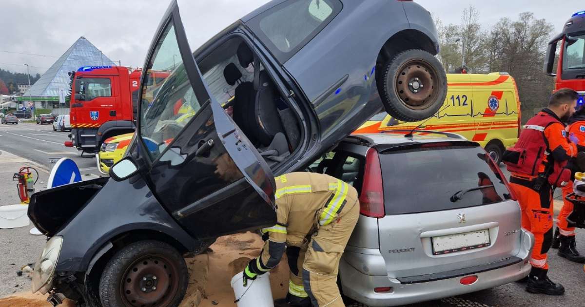 Auto con problemi e un triangolo rosso per avvertire gli altri utenti della  strada Foto stock - Alamy