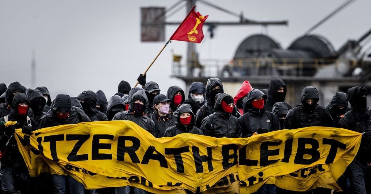 Ein Kran wurde eingesetzt, um einige der Demonstranten zu entfernen, 70 Polizisten wurden verletzt