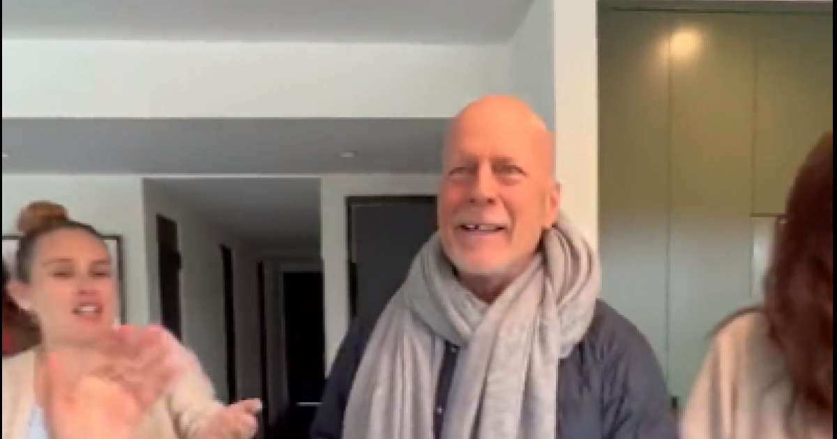 Bruce Willis filmado comemorando seu aniversário: “Por que ele é banguelo?”