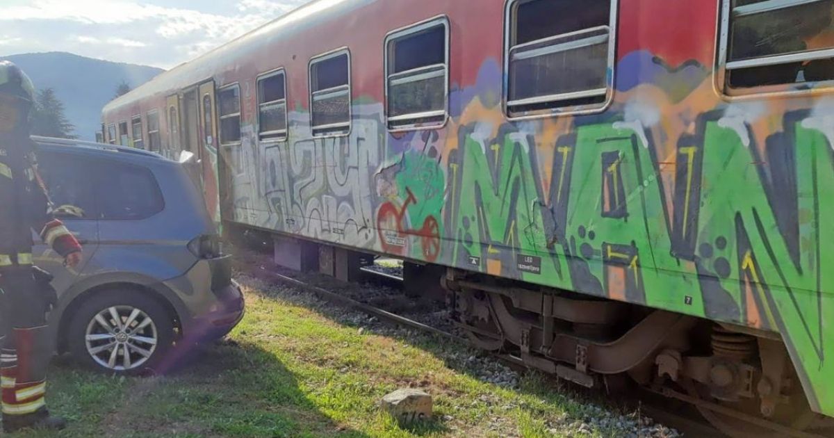 V Zgornjih Jaršah pri Domžalah trčila potniški vlak in avtomobil