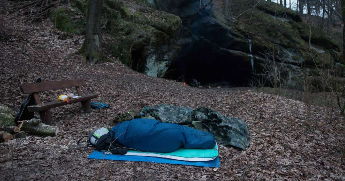 I figli gettarono padre Bruno in una grotta isolata e trascinarono la sua pensione per un anno