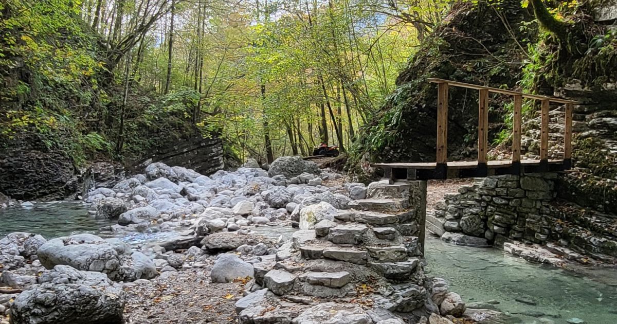 Pri slapu Kozjak: Po padcu se je pobrala, nato je zaradi omotice še ...