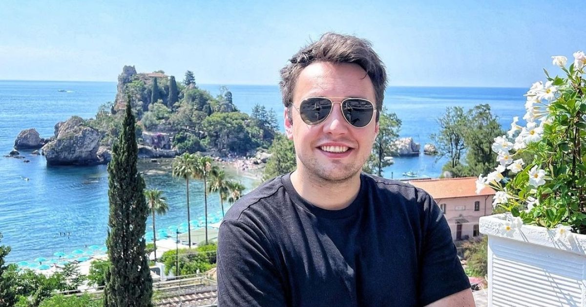 Alex Volasko je izdal svojo prvo pesniško zbirko - Svet24.si