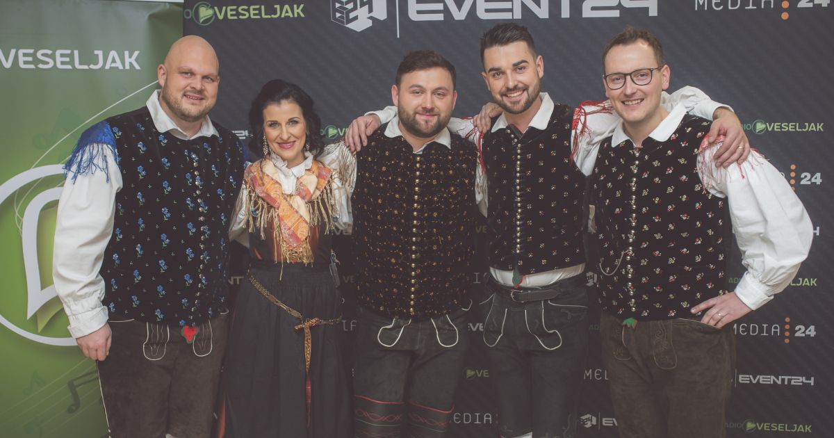 Koncert ob jubileju Ansambla Jureta Zajca občinstvo dvignil na noge ...