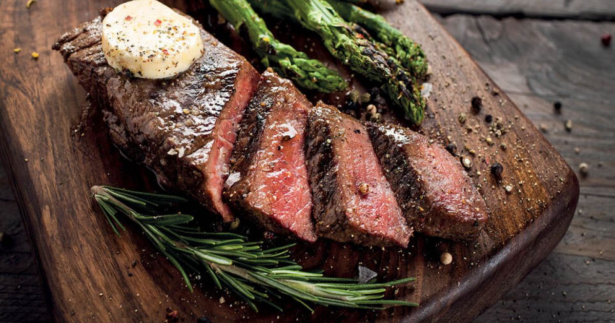 Rostbif na žaru s hrenovim maslom in šparglji - Svet24.si
