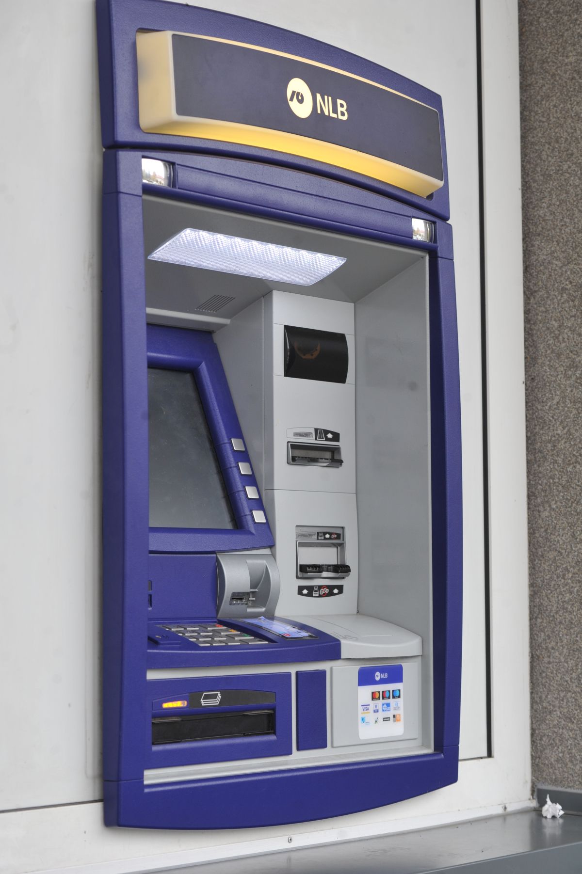 Ko začnejo bankomati »bruhati« denar - Svet24.si