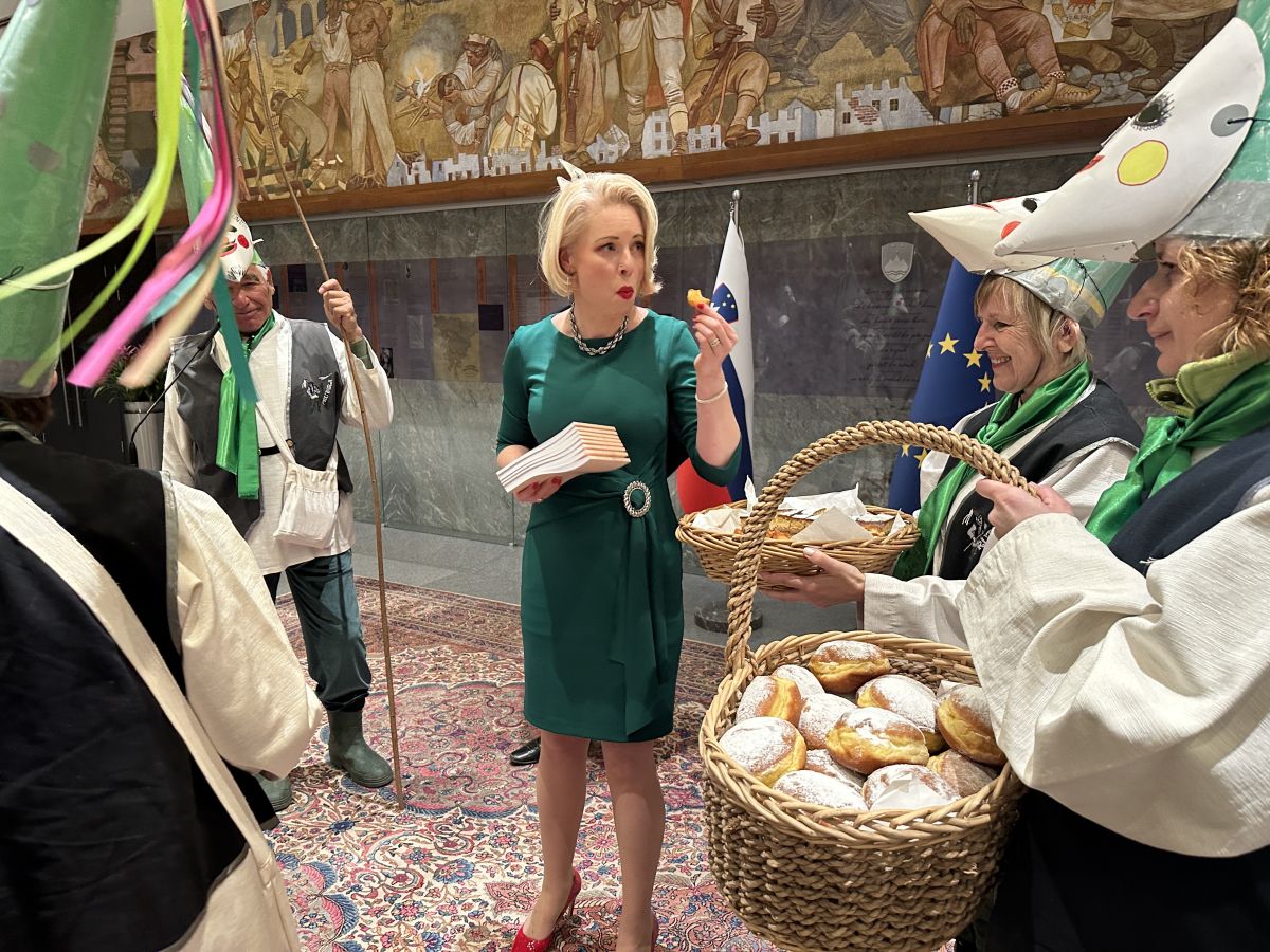 Urška Klakočar Zupančič s šibo v roki za obrškimi prutarji - Svet24.si