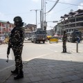 srinagar, patrulje, indijski vojak.jpg