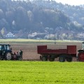 kmet traktor polje.jpg