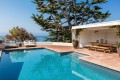 Cindy Crawford in Rande Gerber sta pravkar prodala svojo 45 milijonov dolarjev vredno hišo v Malibuju s pripadajočim bazenom. Kdo se bo zdaj namakal v njunem prelepem bazenu, še ni znano.