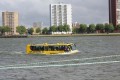 Vodni avtobus na reki Maas v središču Rotterdama.