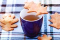 Ko bo pritisnil mraz, se bo prijalo pogreti s toplim čajem. Če bomo ob njem postregli še piškotke v obliki listkov, bo malica popolna.