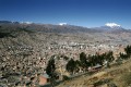 Mesto La Paz leži sredi pet kilometrov širokega kanjona, v ozadju je zasnežen triglavi šesttisočak Illimani, najvišji vrh Cordillere Real (Kraljevske verige).
