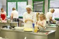 Pomoč pridnih rok dijakov je prišla prav, da so se tekmovaci boljše znašli v »neznani« kuhinji.