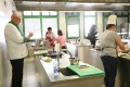 Komisija je tekmovalce budno spremljala, saj je ocenjevala tudi potek priprave jedi. Na fotografiji Srečko Lešek, strokovni učitelj kuhrastva na SŠGT Celje.