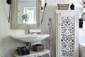 Tudi kopalnica je lahko zelo minimalistično opremljena, hkrati pa prepoznavna po svojem stilu.