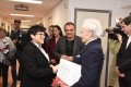 jose carreras 17, Carreras je na hematološkem oddelku, v družbi predstojnika dr. Sama Zvera, prejel tudi zahvalo in cvetje od Mihele Uhan, predsednice Društva bolnikov s krvnimi boleznimi Slovenije.