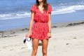 Manekenka Alessandra Ambrosio je za sprehod po plaži izbrala panamski klobuk.
