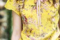 Živo rumena bluza z mini rožicami, ki popestri vsako stilsko podobo.