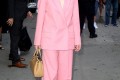 Julianne Moore v rožnatem hlačnem kostimu