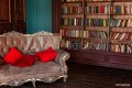 Knjižne police so več kot dobrodošle v sodobni viktorijanski sobi.