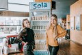 Lanskoletna zmagovalka v kategoriji blagovne znamke Sola 'Zasoliraj' Iza Gerdina in Top Smrklja 2019 Hana Oblak sta dekletom pomagali s svojimi izkušnjami in nasveti.