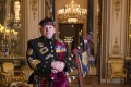 Major David Rodgers kraljičin osebni dudaš iz irske garde je njena "budilka"