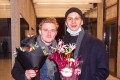 Igralca Timon Šturbej in Jure Rajšp sta oba prišla s šopkom rož. Timon jih je poklonil Klari Kuk, Jure pa Diani Kolenc.