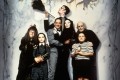 Film o Addamsovih iz 1991 ni nič posebnega, je bil pa finančna uspešnica.