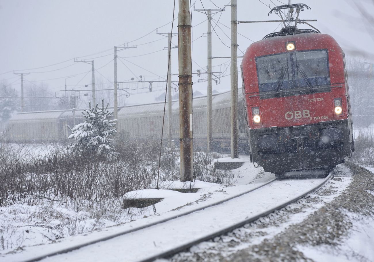 vlak-sneg-zeleznica_bobo.jpg