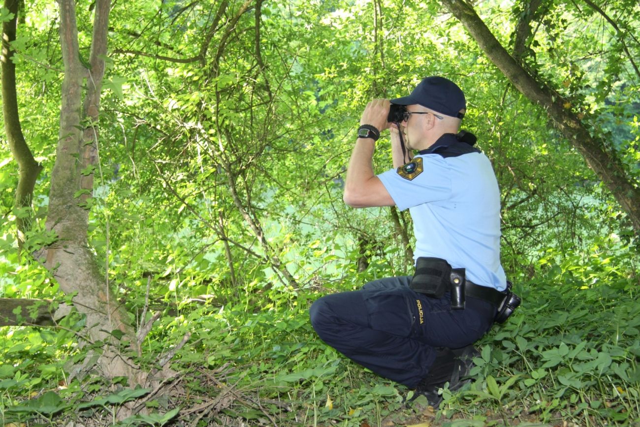 Meja opazovanje, prebežniki, tujci