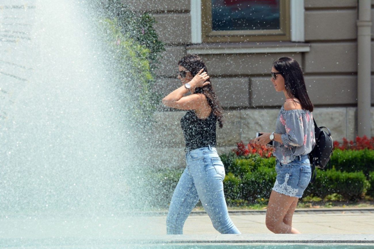 vročina, poletje, dekleta, osvežitev.jpg