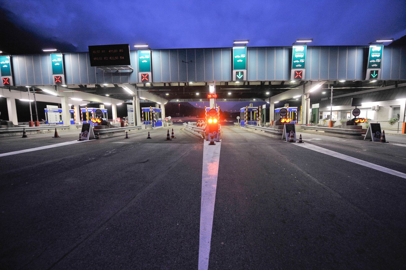 karavanke predor cestninska postaja bobo.jpg