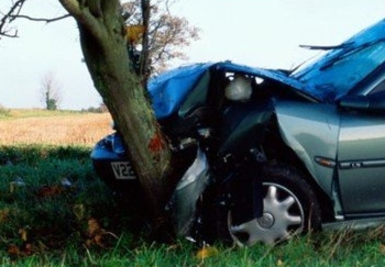 trčenje v drevo, prometna nesreča,