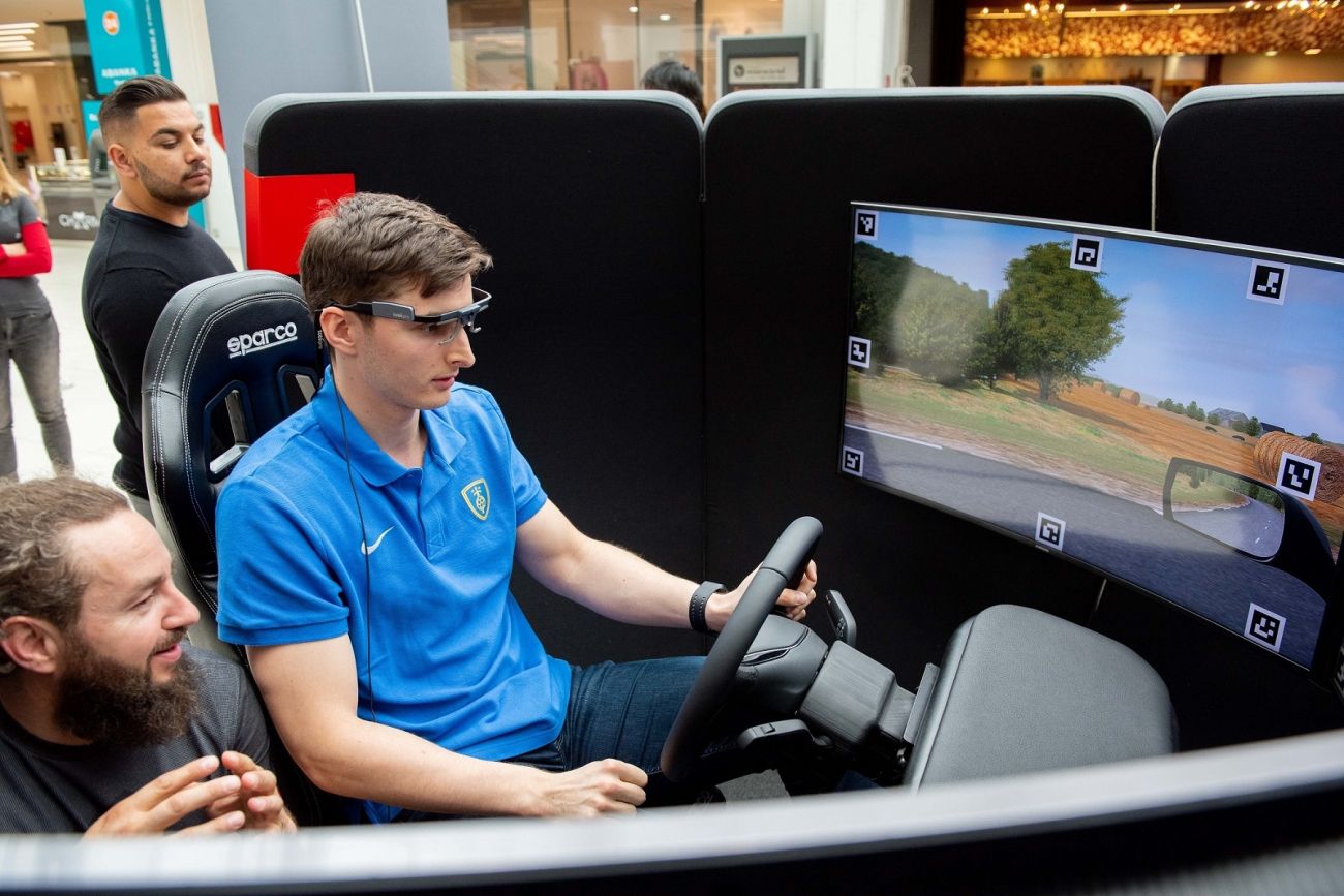 Na simulatorju varne vožnje se je preizkusil tudi celjski rokometaš Matic Grošelj.jpg