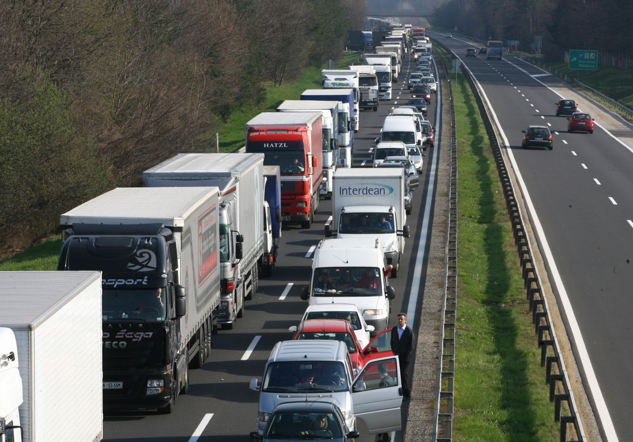 avtocesta zastoj kolona gneca promet.jpeg