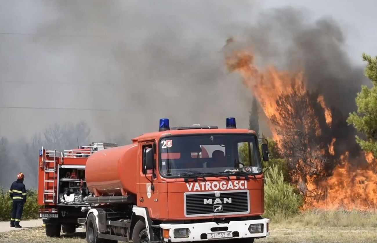 gasilci pozar sibenik yt.jpg