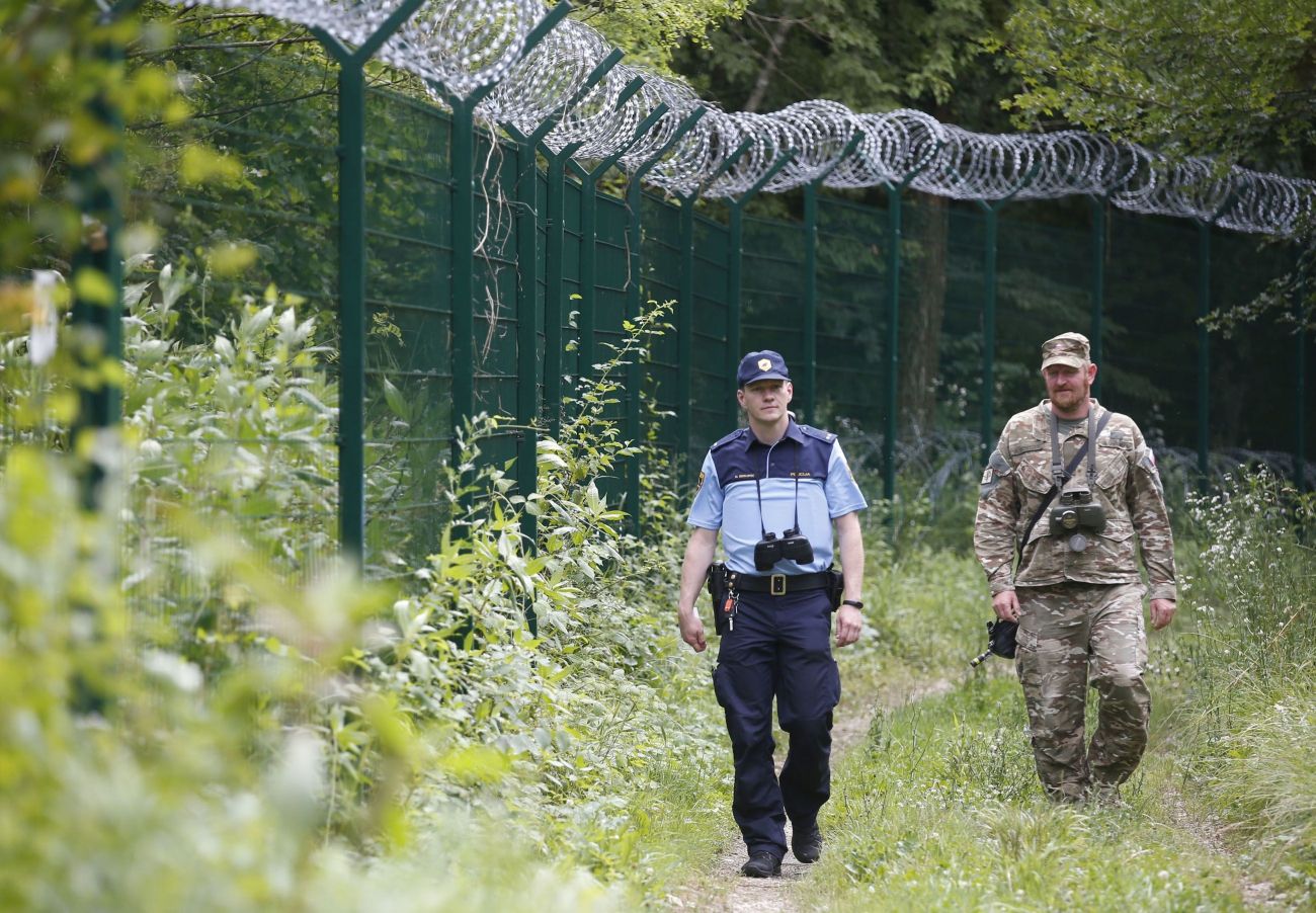 schengen meja policija vojak bobo.jpg