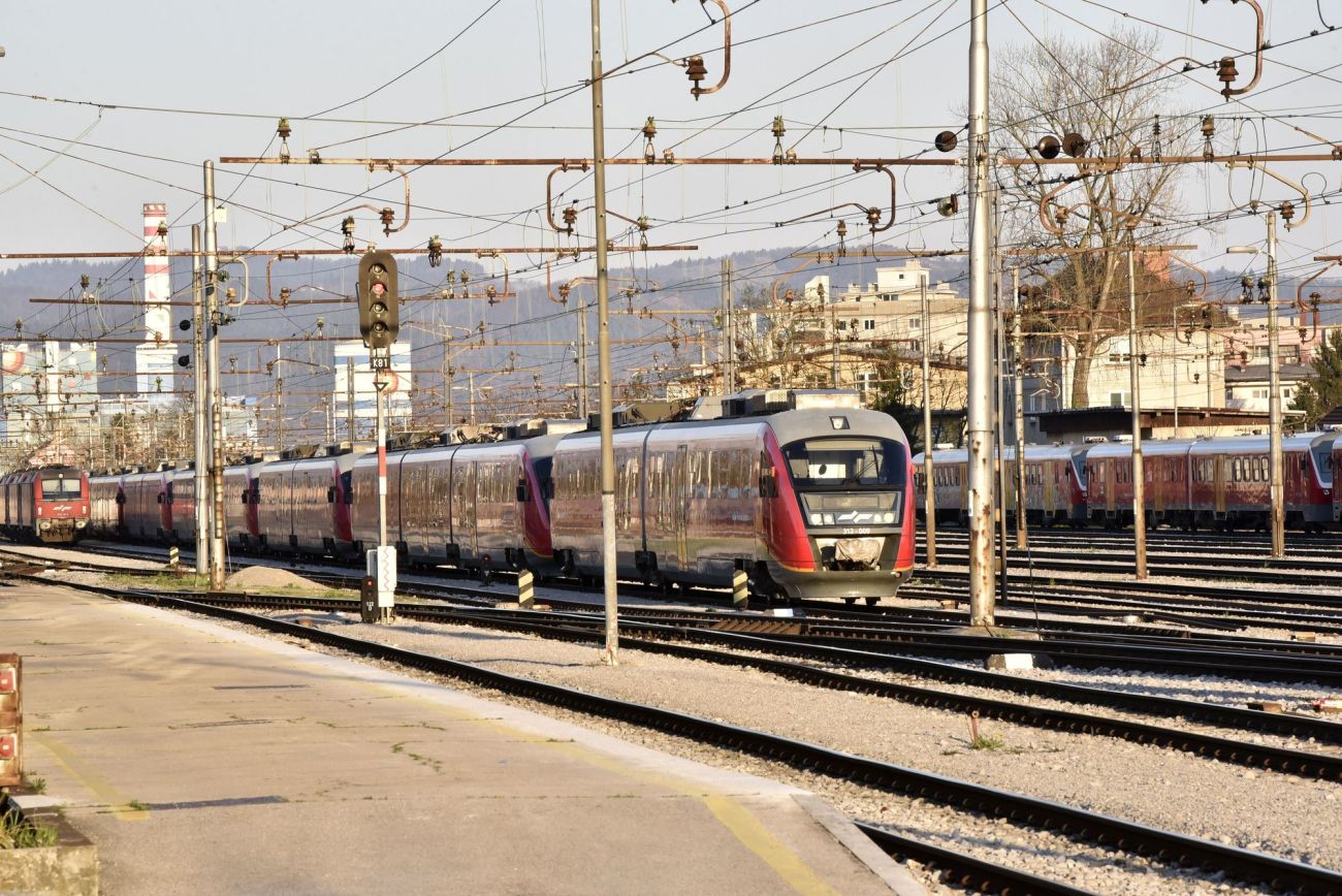 vlak zeleznica promet bobo.jpg