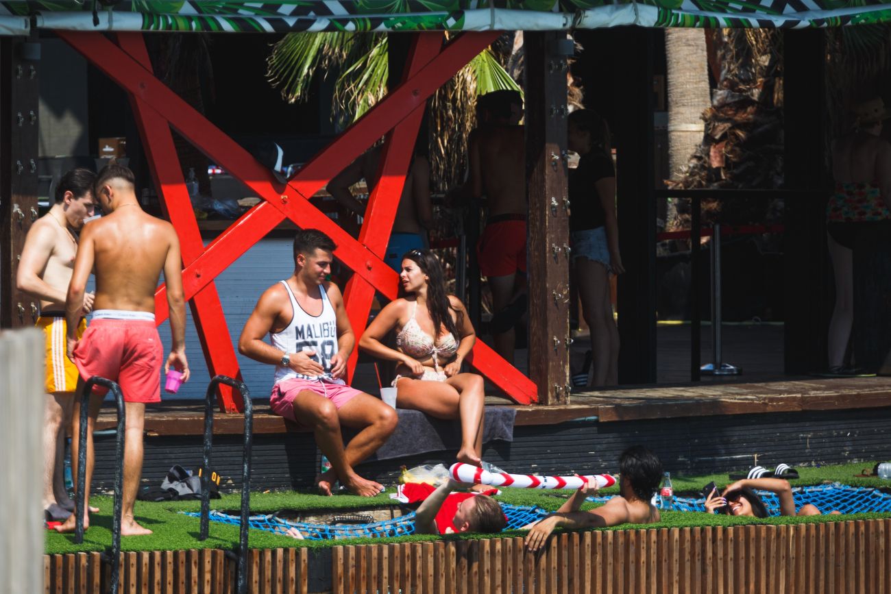 turizem turisti plaza hrvaska zrce novalja pag bobo.jpg